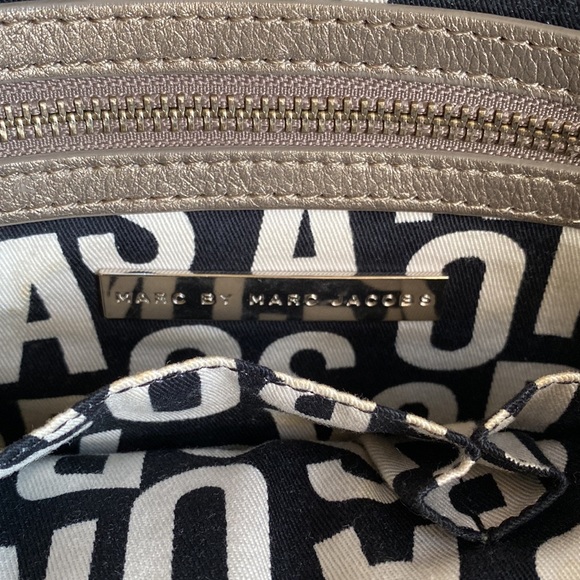 Marc by Marc Jacobs Purse. Roomy shoulder bag. - Picture 5 of 7